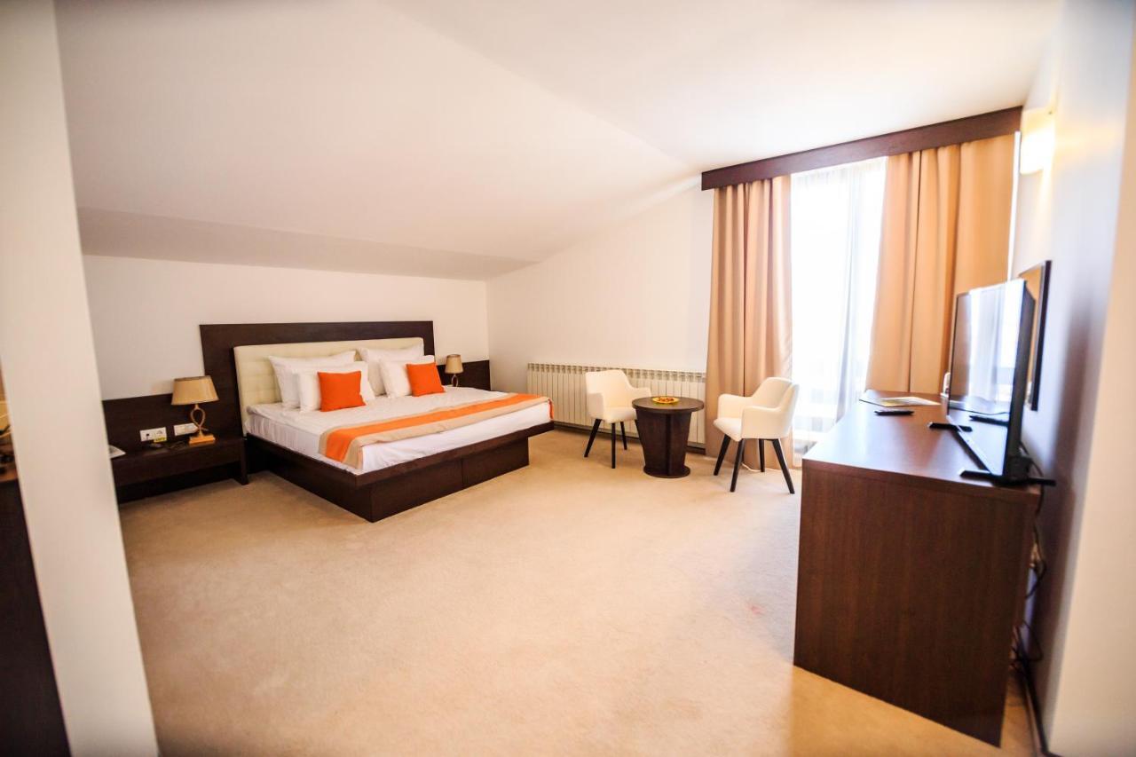 Zărneşti Hotel La Dolce Vita מראה חיצוני תמונה